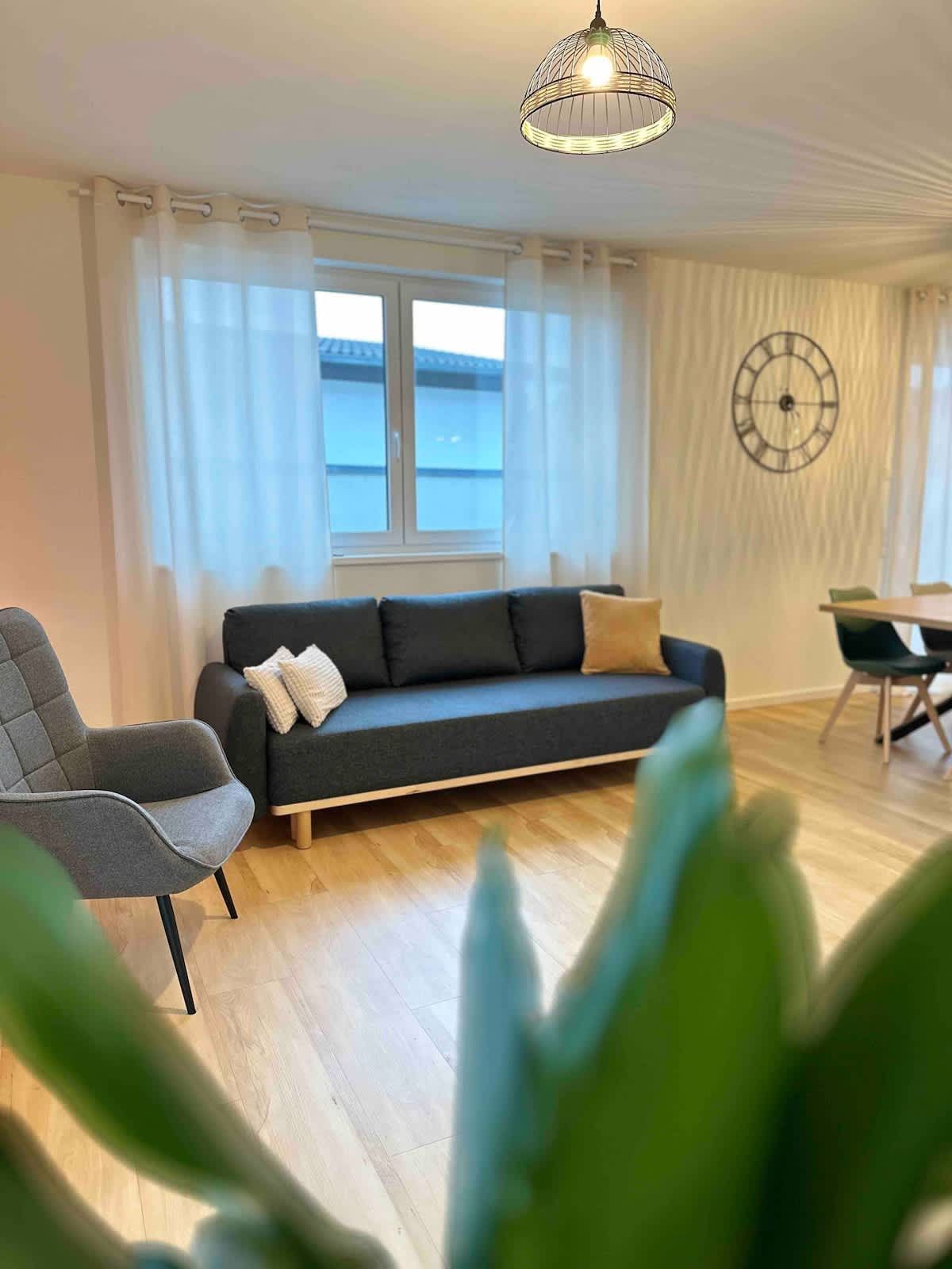 Wohnbereich mit Sessel und Sofa