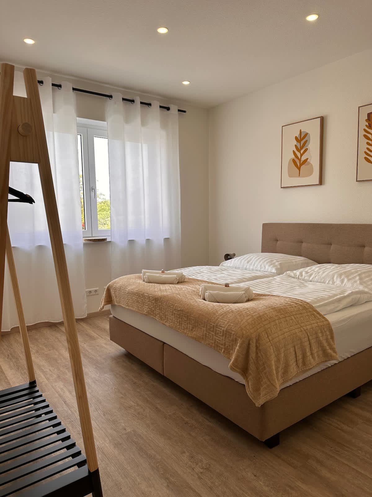 Schlafzimmer mit Kingsize Bett