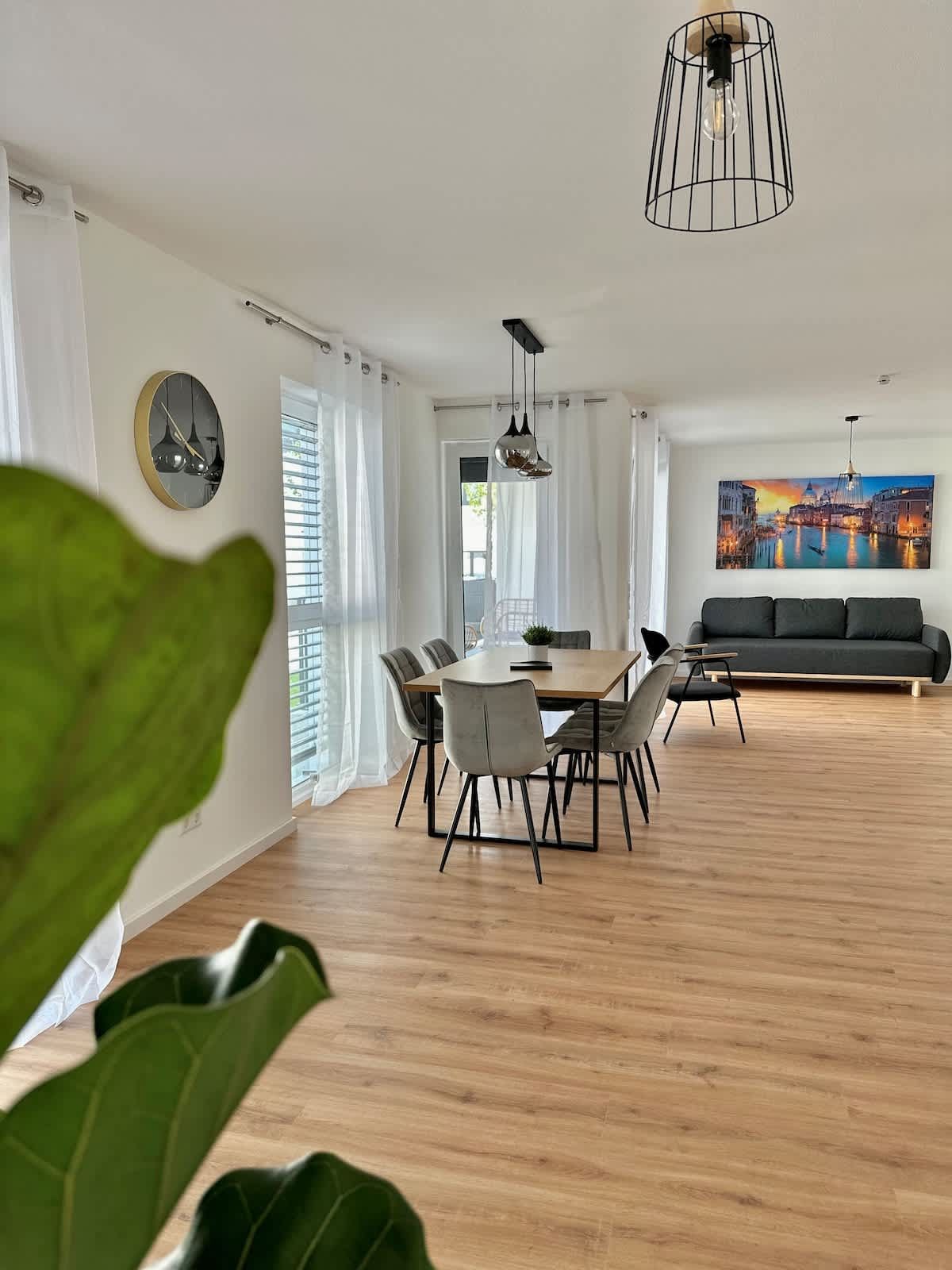 Ansicht auf ein Wohnzimmer mit Essbereich und Sofa im Hintergrund