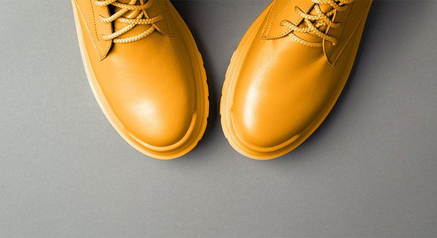 Gros plan sur sol en ciment et chaussures jaunes