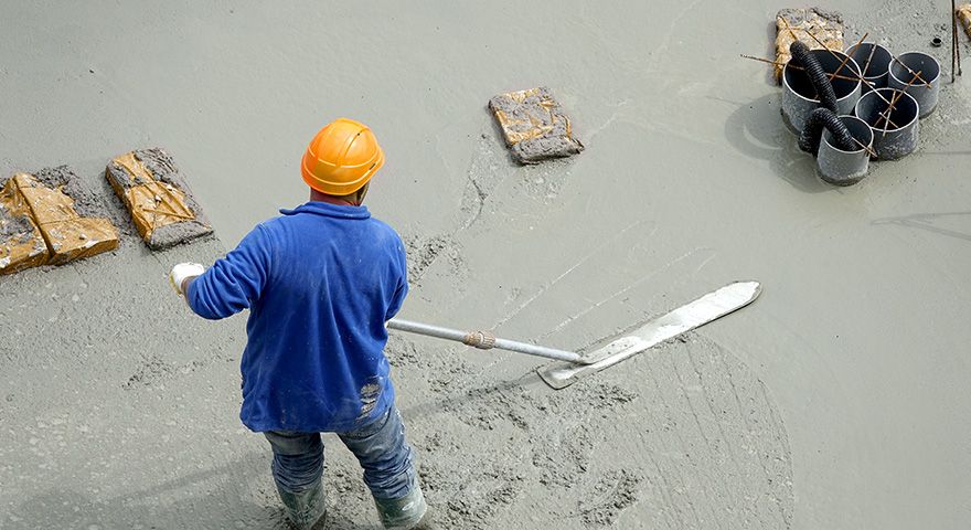 Pose d'une chape ciment par un ouvrier professionnel