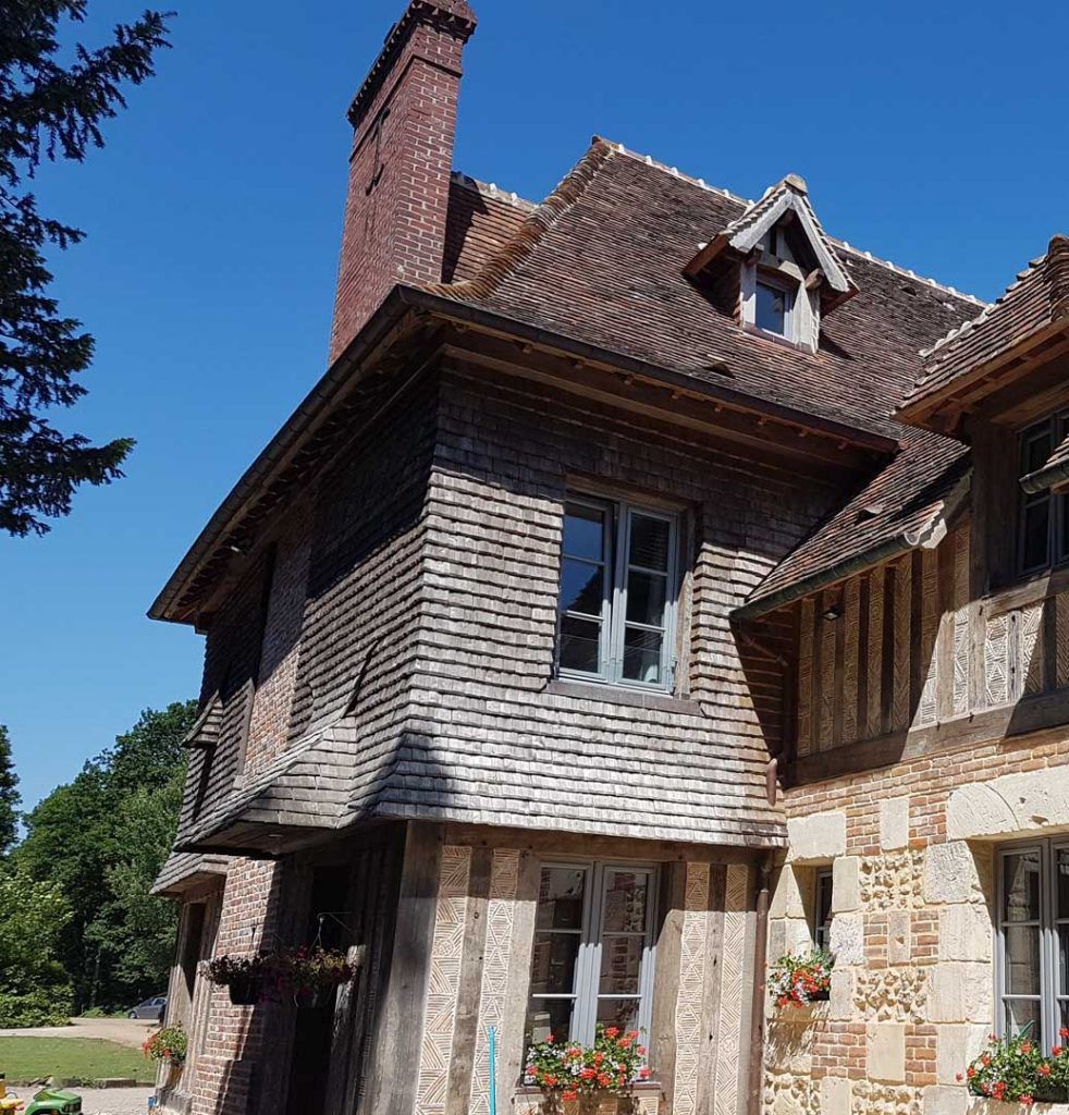 Maison en pierre avec des bardeaux en châtaigner