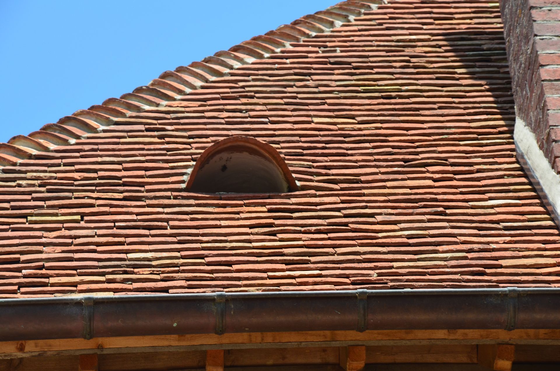Châssis en bois pour un puits de lumière sur un toit en tuiles