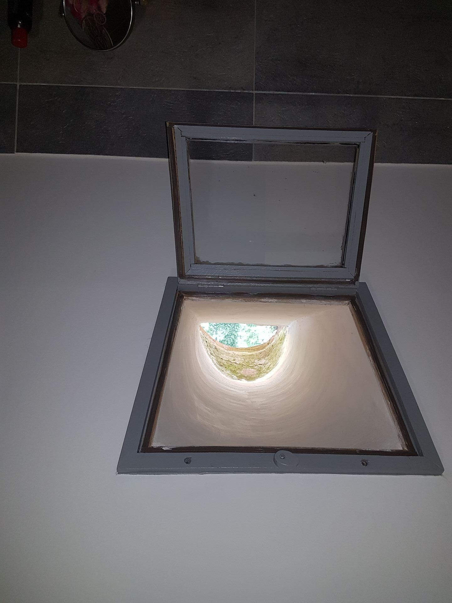 Un châssis en bois ouvert avec un puits de lumière