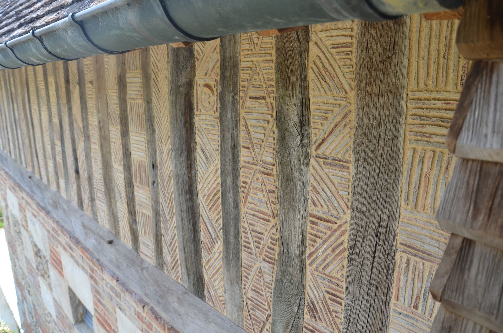 Montage de tuileaux entre des colombages