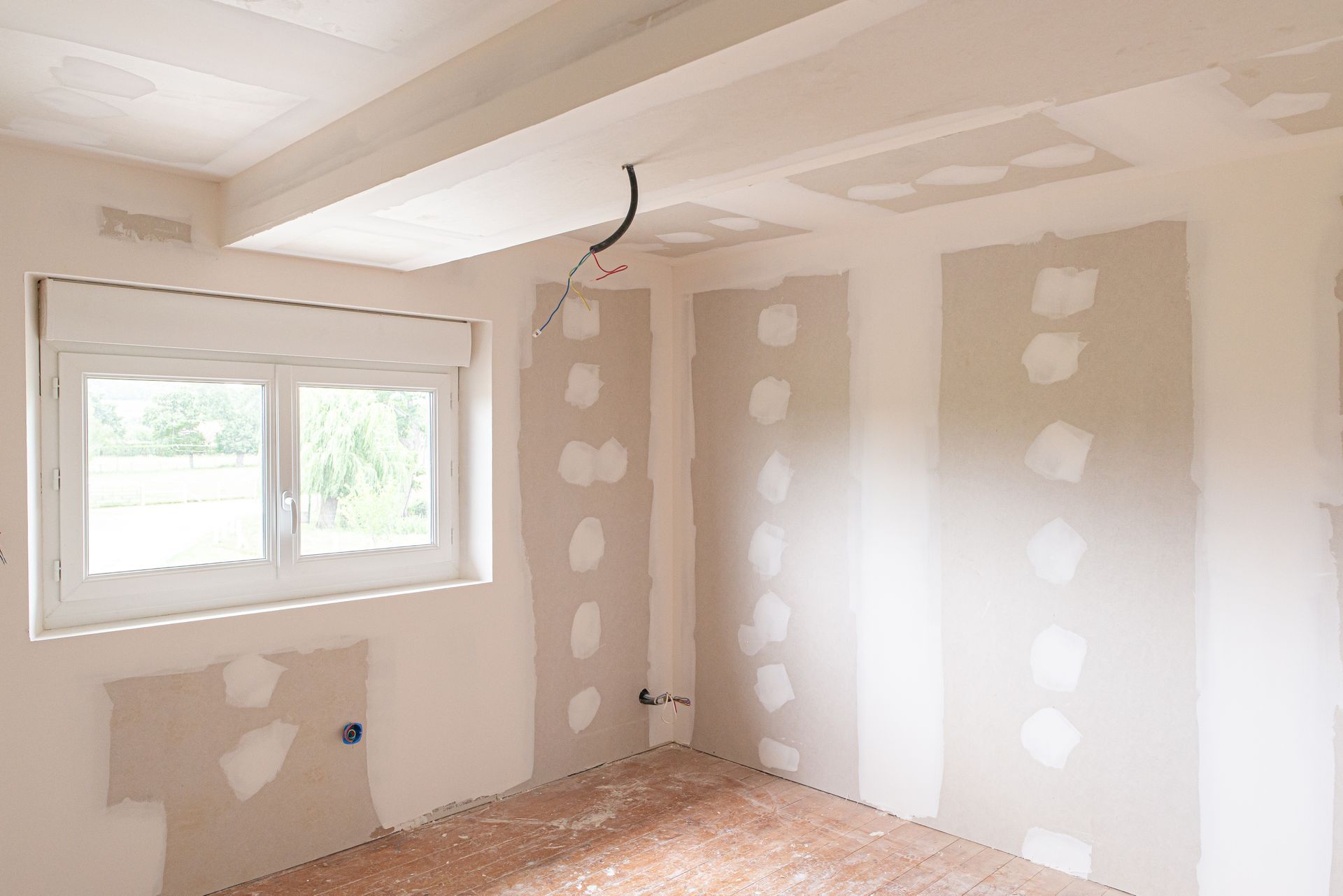 Chantier d'isolation intérieur en cours avec cables toujours apparents