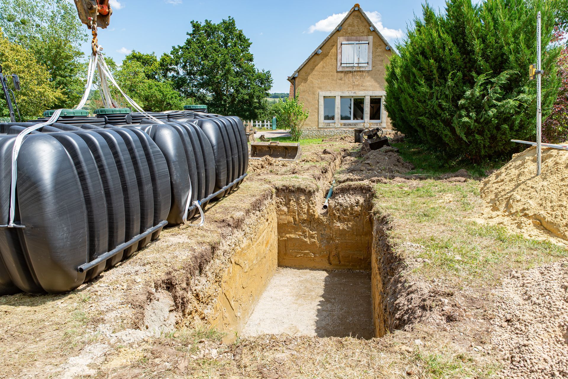 Installation du système d'assainissement dans une tranchée