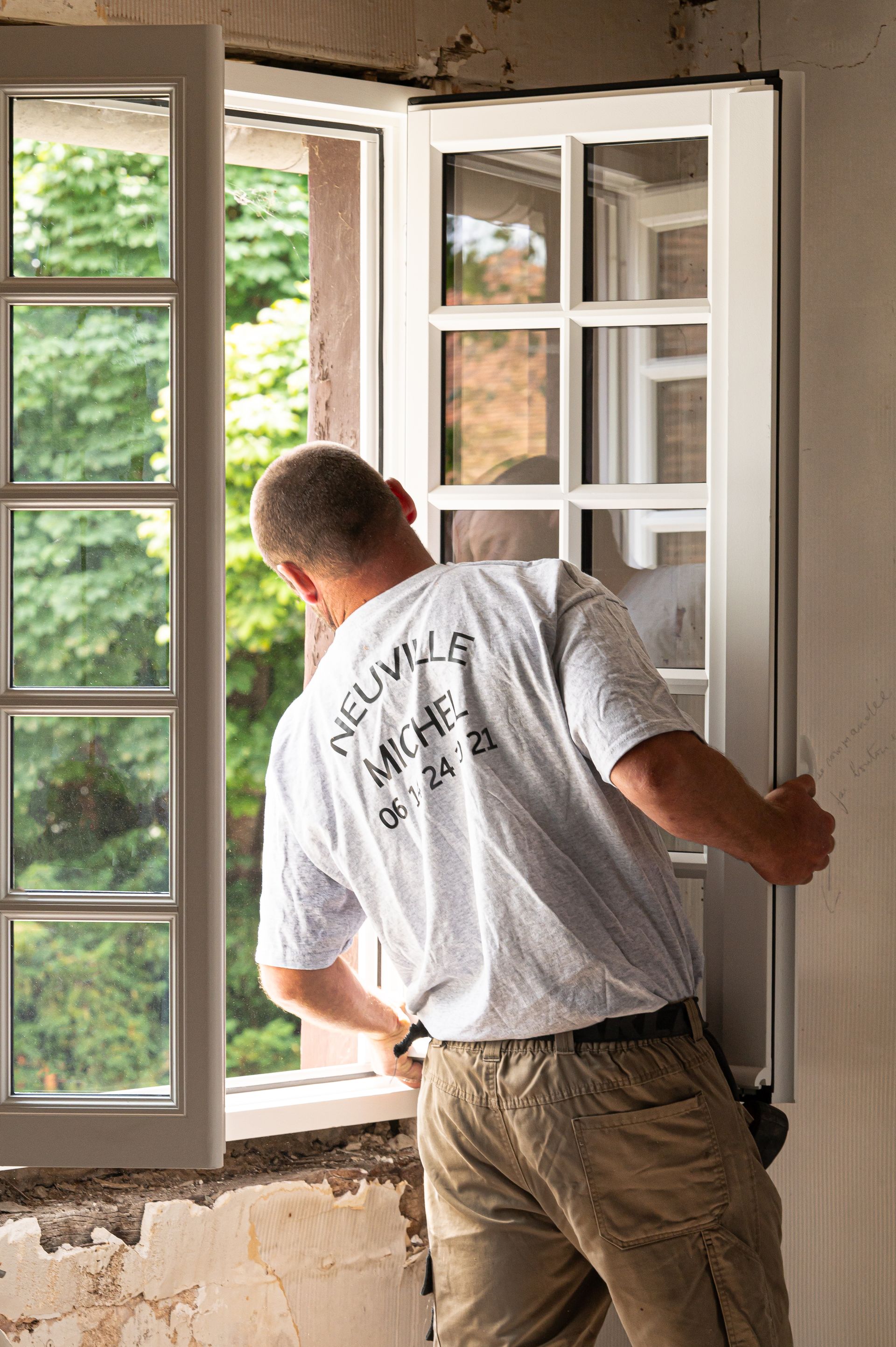 Artisan de dos qui pose une fenêre double vitrage