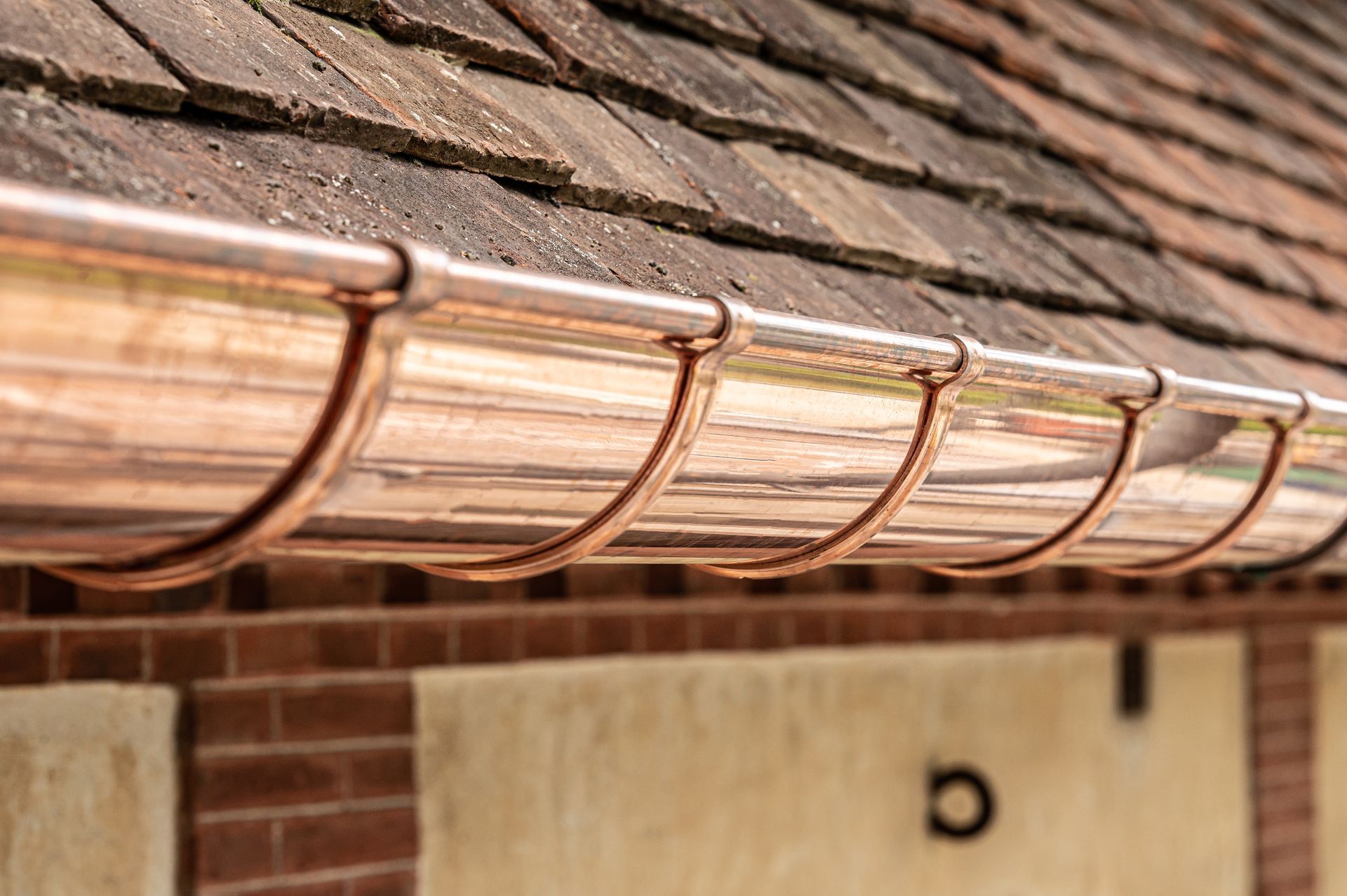 Gouttière fixée sur le côté d'un toit