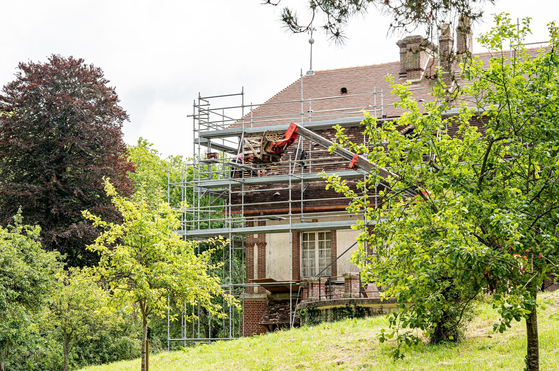 Chantier d'entretien de toiture avec échafaudage