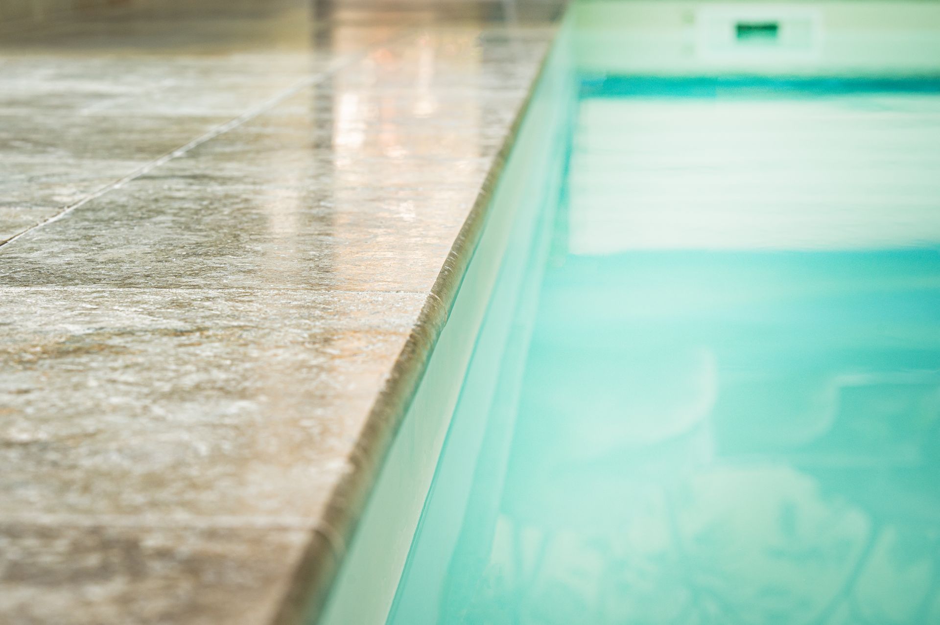 Carrelage d'un bord de piscine