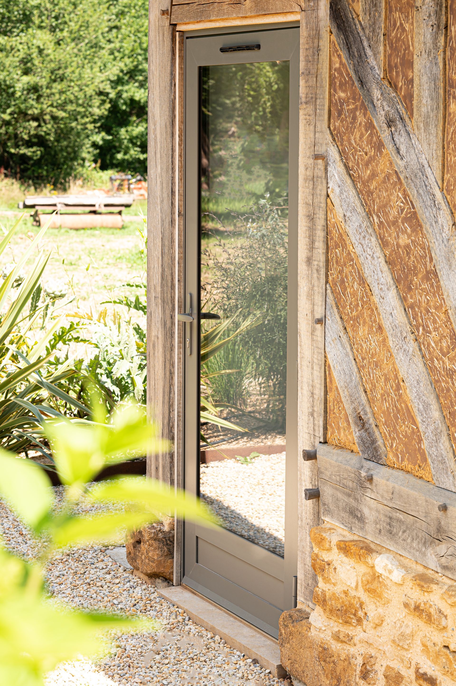 Porte d'entrée neuve dans un mur en bois