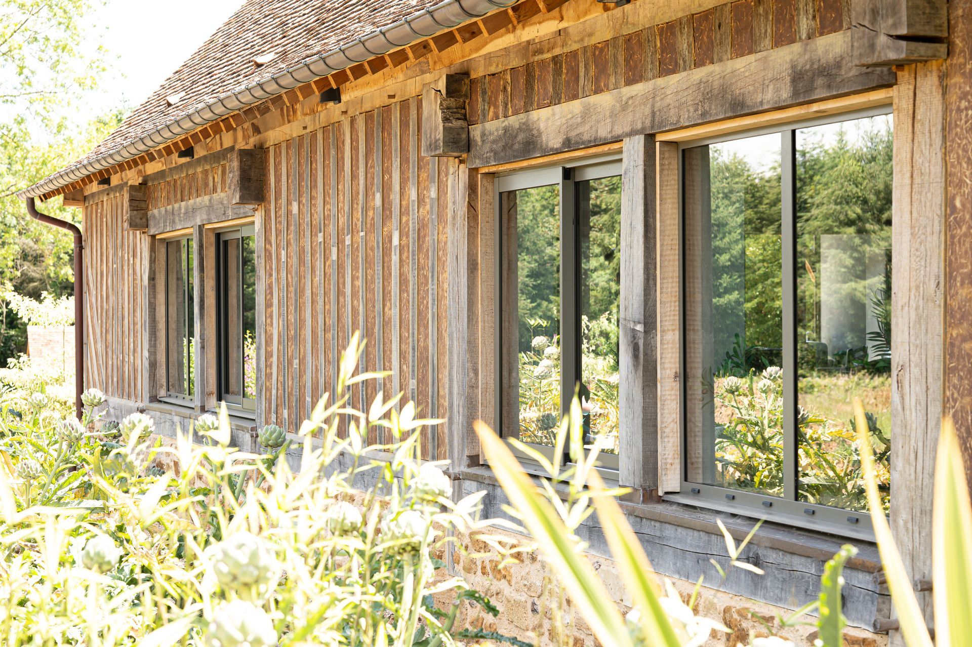 Fenêtre double vitrage sur une maison ancienne rénovée