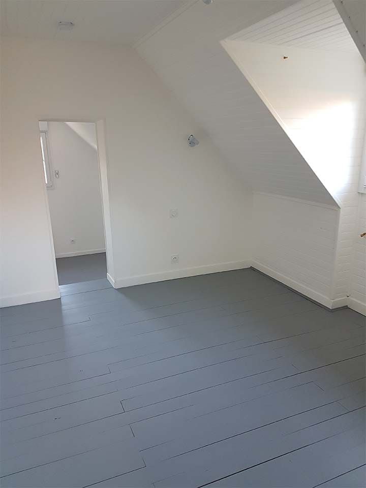 Pose d'un parquet dans une pièce sous les combles