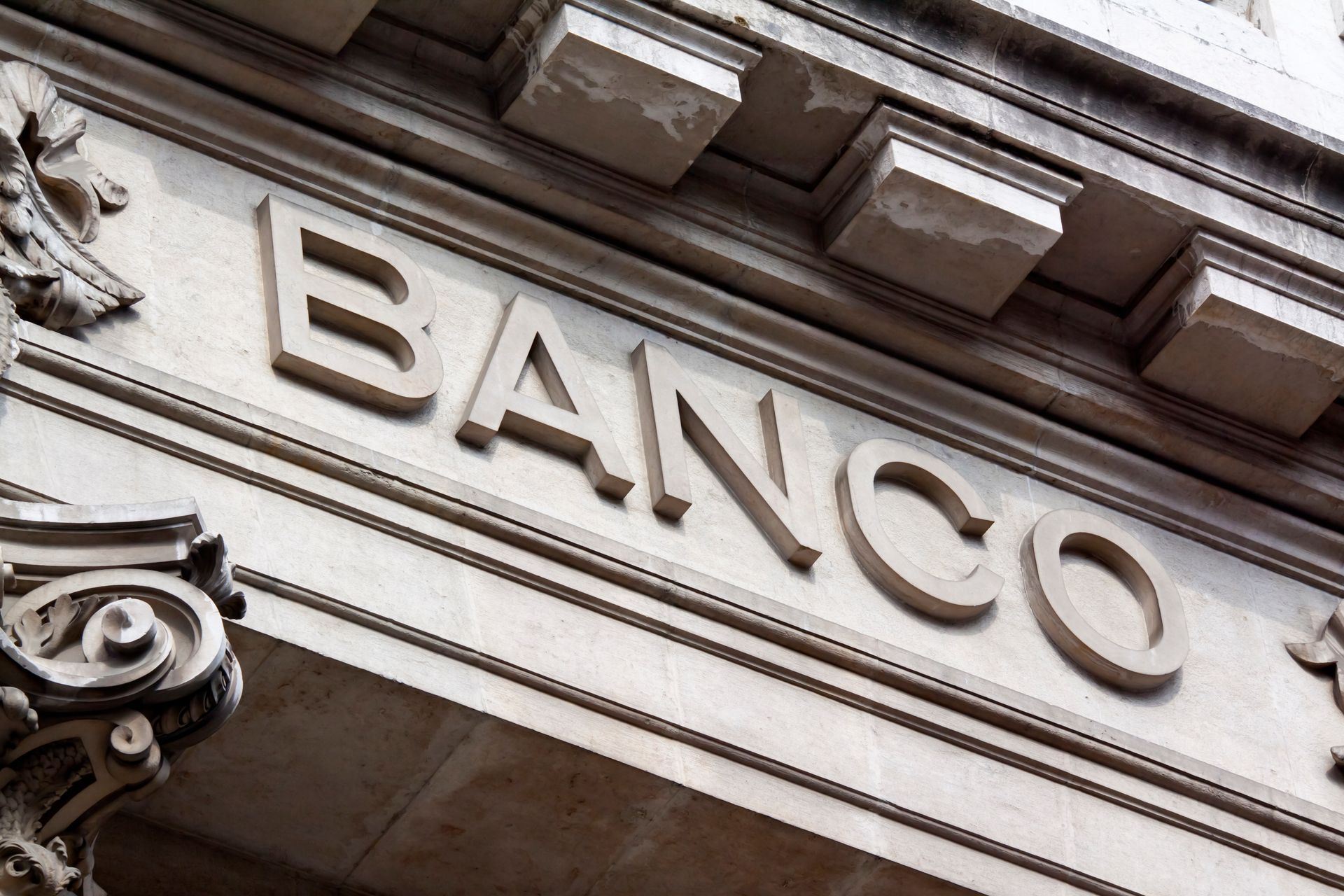 Fachada de piedra de un edificio bancario con la palabra
