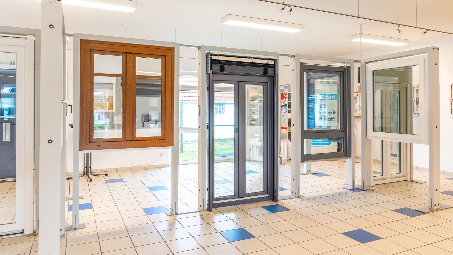 In diesem Raum gibt es viele verschiedene Arten von Fenstern und Türen.