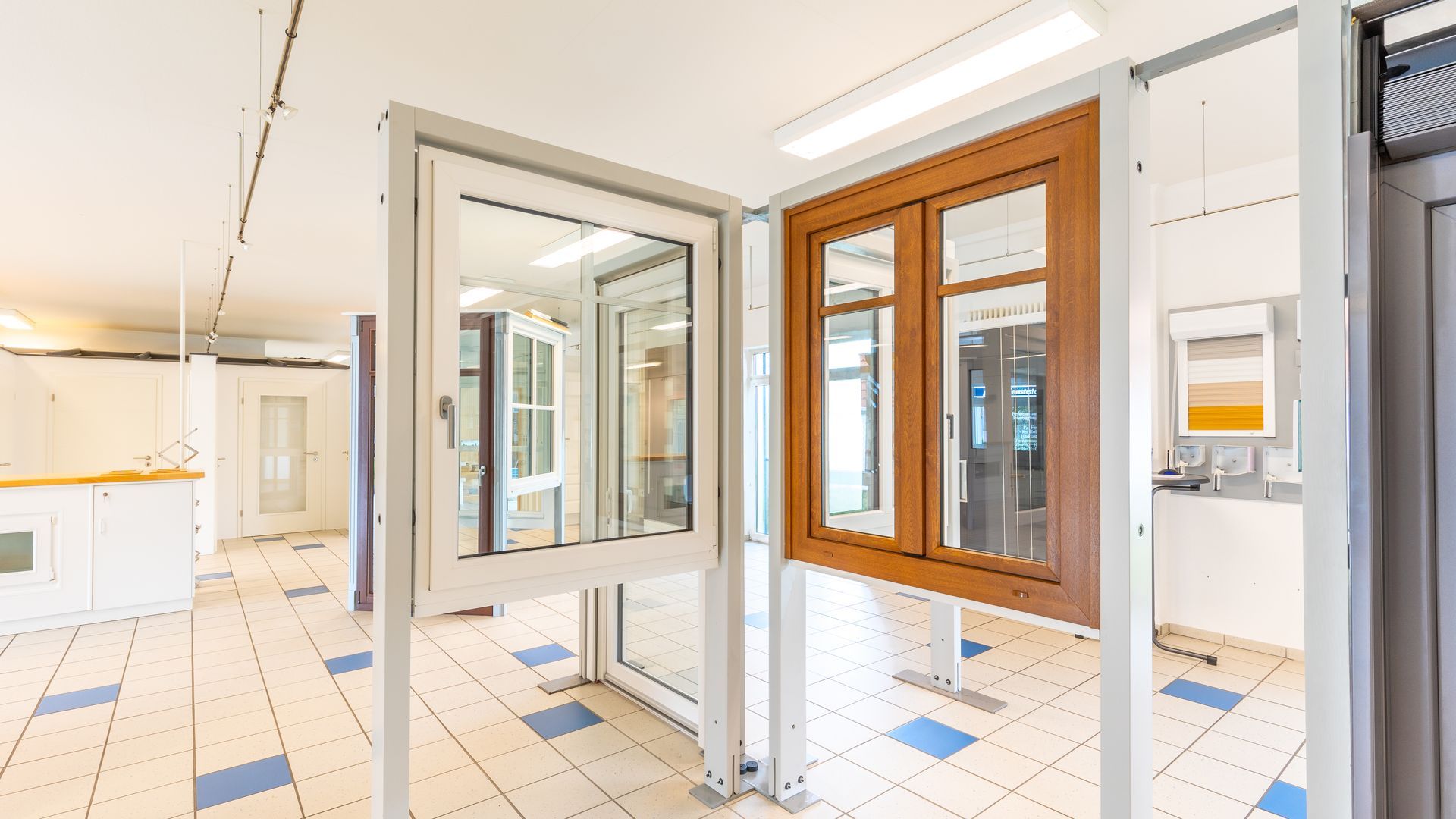 Ein Raum mit vielen Fenstern und Türen.