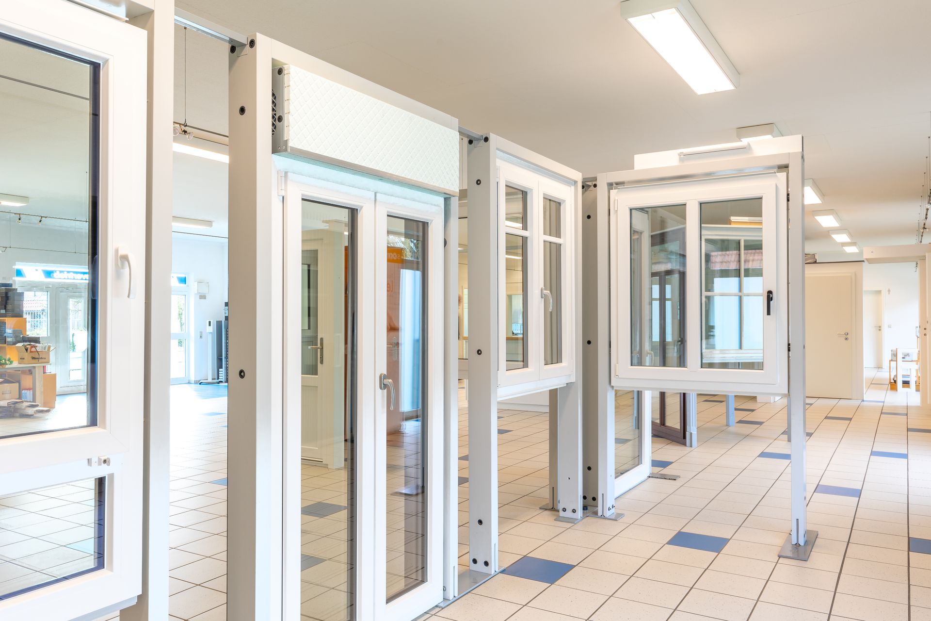 Ein Raum mit vielen Fenstern und Türen.