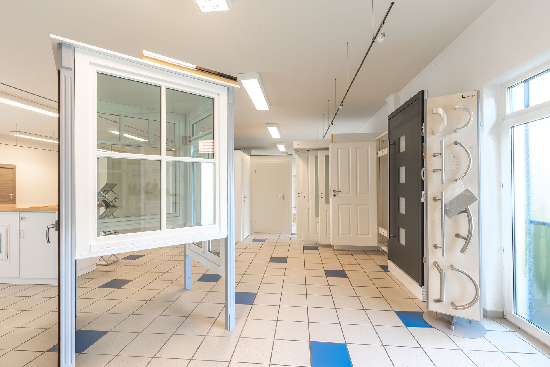 Ein Raum mit vielen sichtbaren Fenstern und Türen.