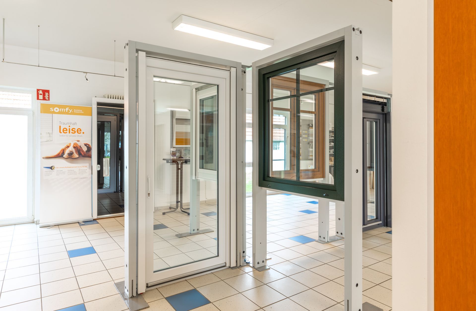 In diesem Raum sind viele unterschiedliche Fenstertypen zu sehen.