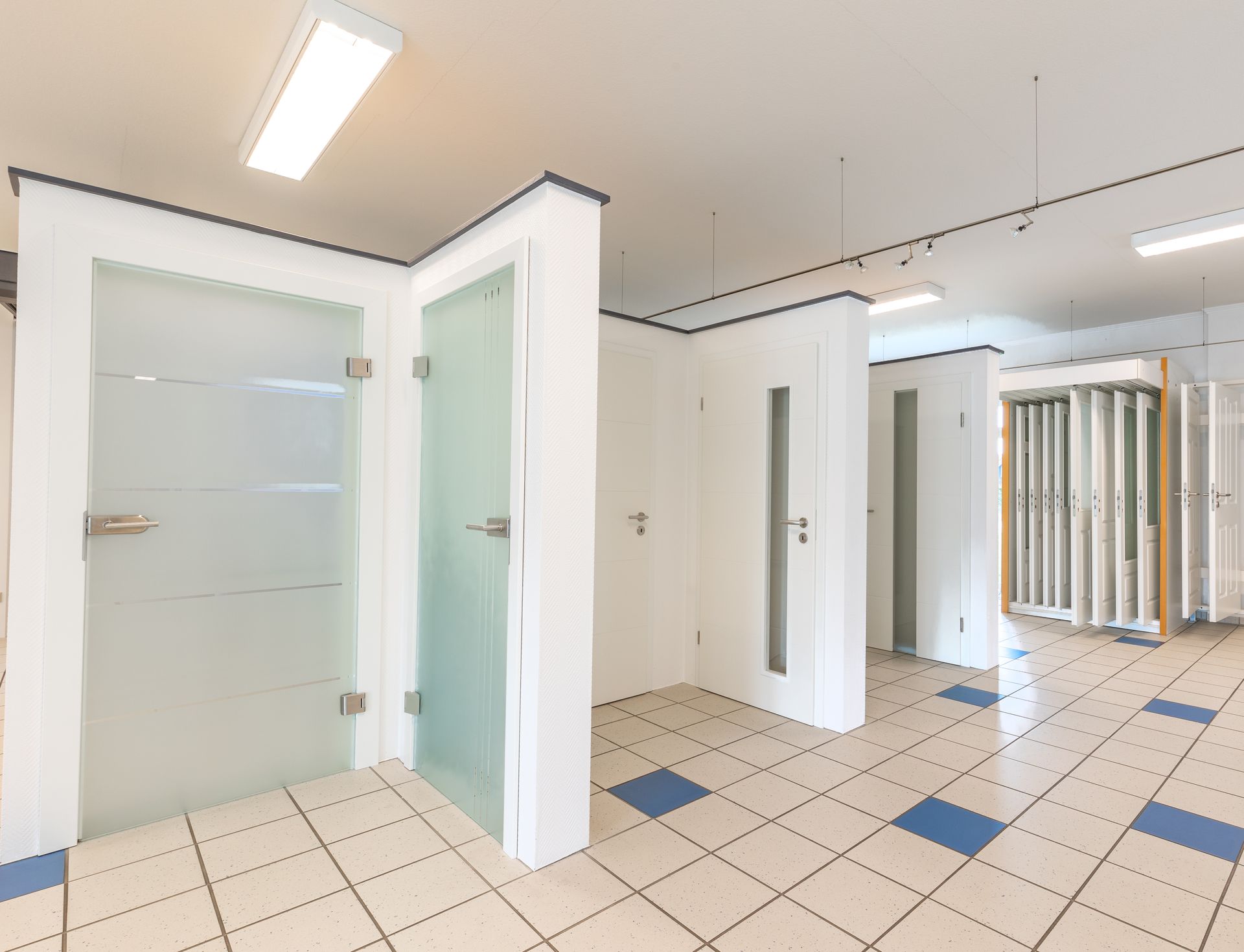 Ein Raum mit vielen Türen und einem gefliesten Boden
