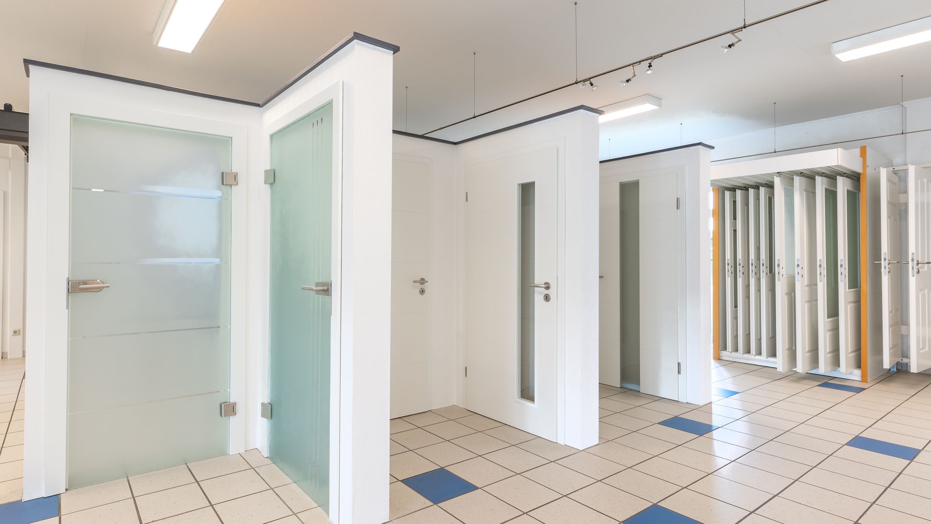 In diesem Raum gibt es viele verschiedene Arten von Türen.