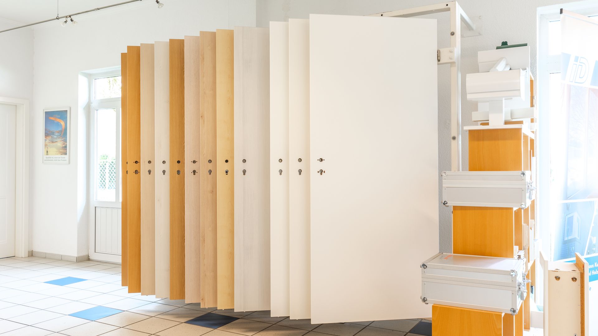 Ein Raum mit vielen übereinander gestapelten Türen