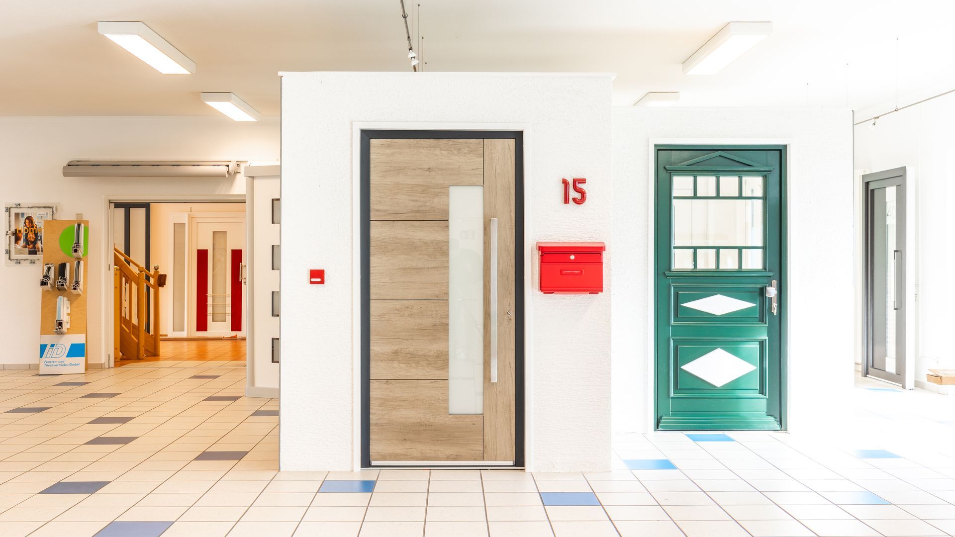 In diesem Raum gibt es viele verschiedene Arten von Türen.