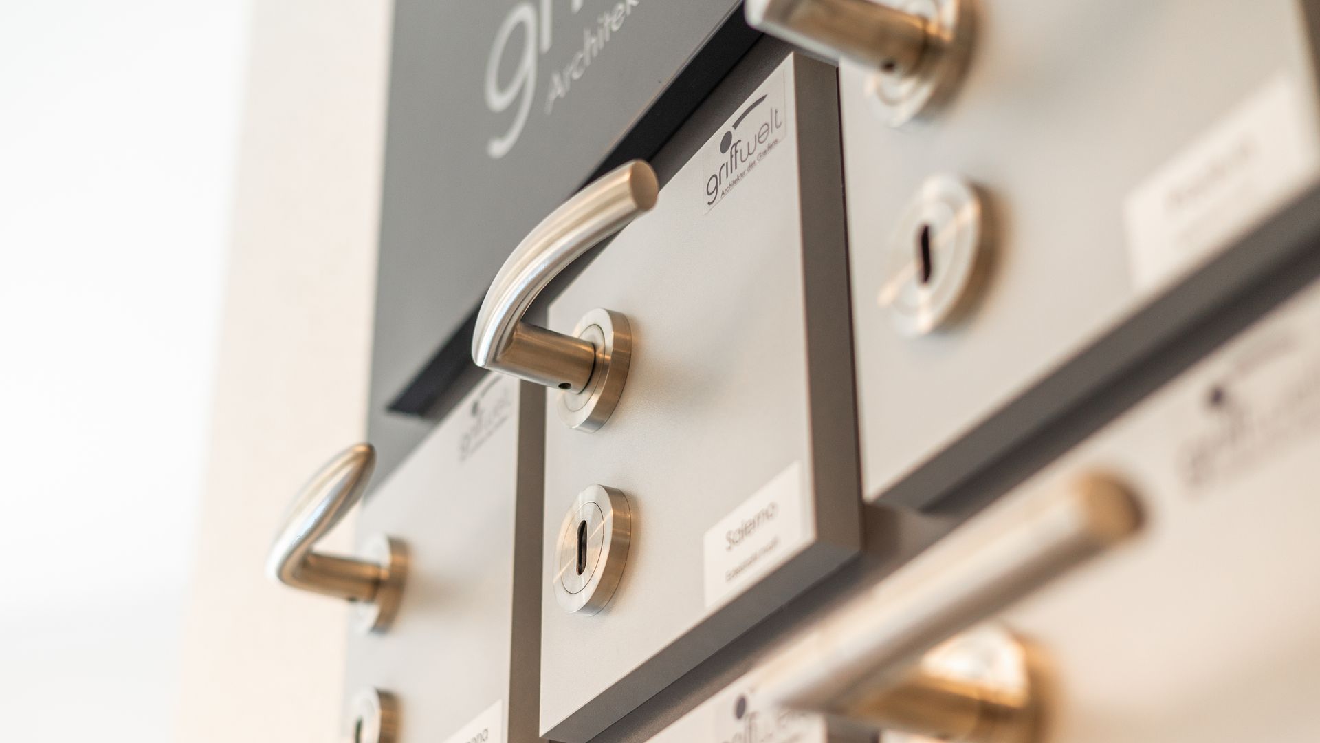 Zu sehen sind viele unterschiedliche Türklinkenarten.