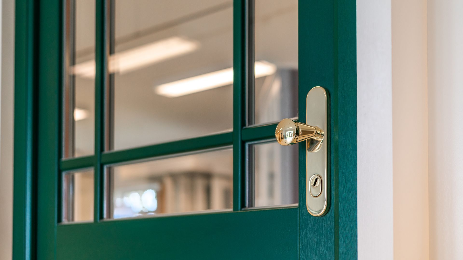 Eine Nahaufnahme einer grünen Tür mit einem Messinggriff.
