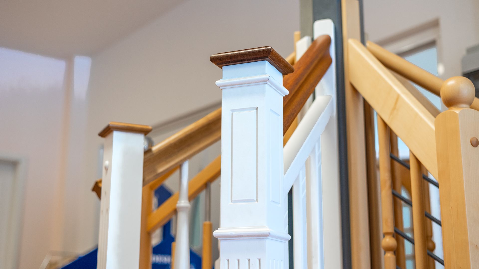 Eine Nahaufnahme einer Holztreppe mit einem weißen Geländer