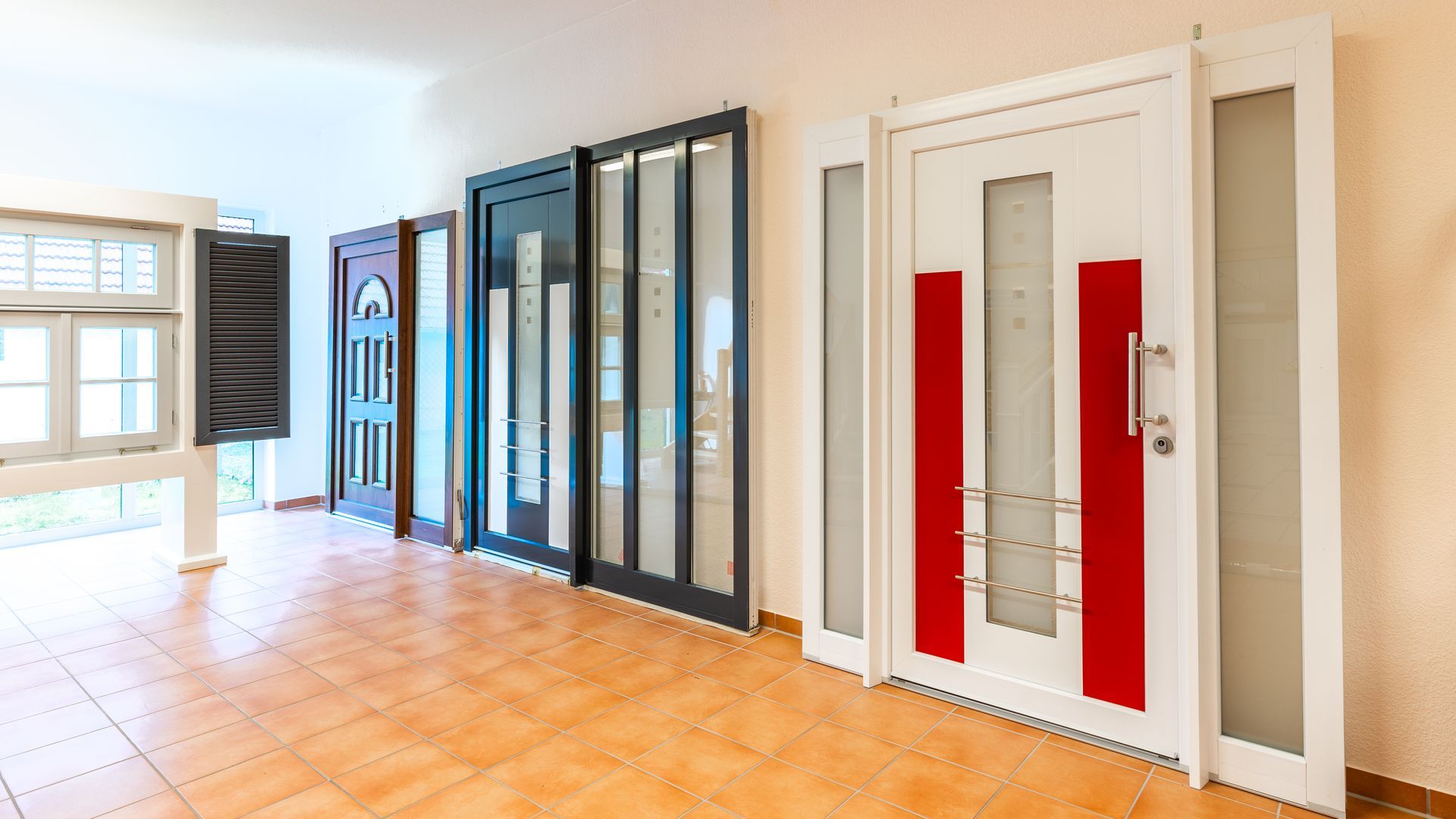 In einem Raum sind mehrere Türen und Fenster in einer Reihe angeordnet.