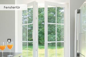 Zwei Gläser Orangensaft stehen auf einem Tisch vor einem Fenster.