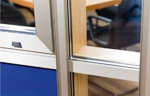 Eine Nahaufnahme eines Fensters mit einem Stuhl im Hintergrund.