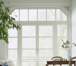 Ein Wohnzimmer mit einem großen Fenster und einem Schachbrett auf dem Tisch