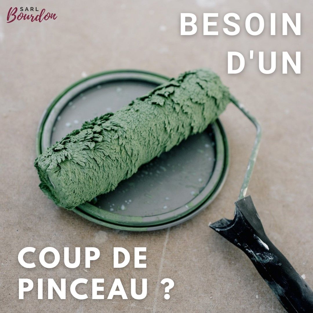 Un rouleau de peinture verte.