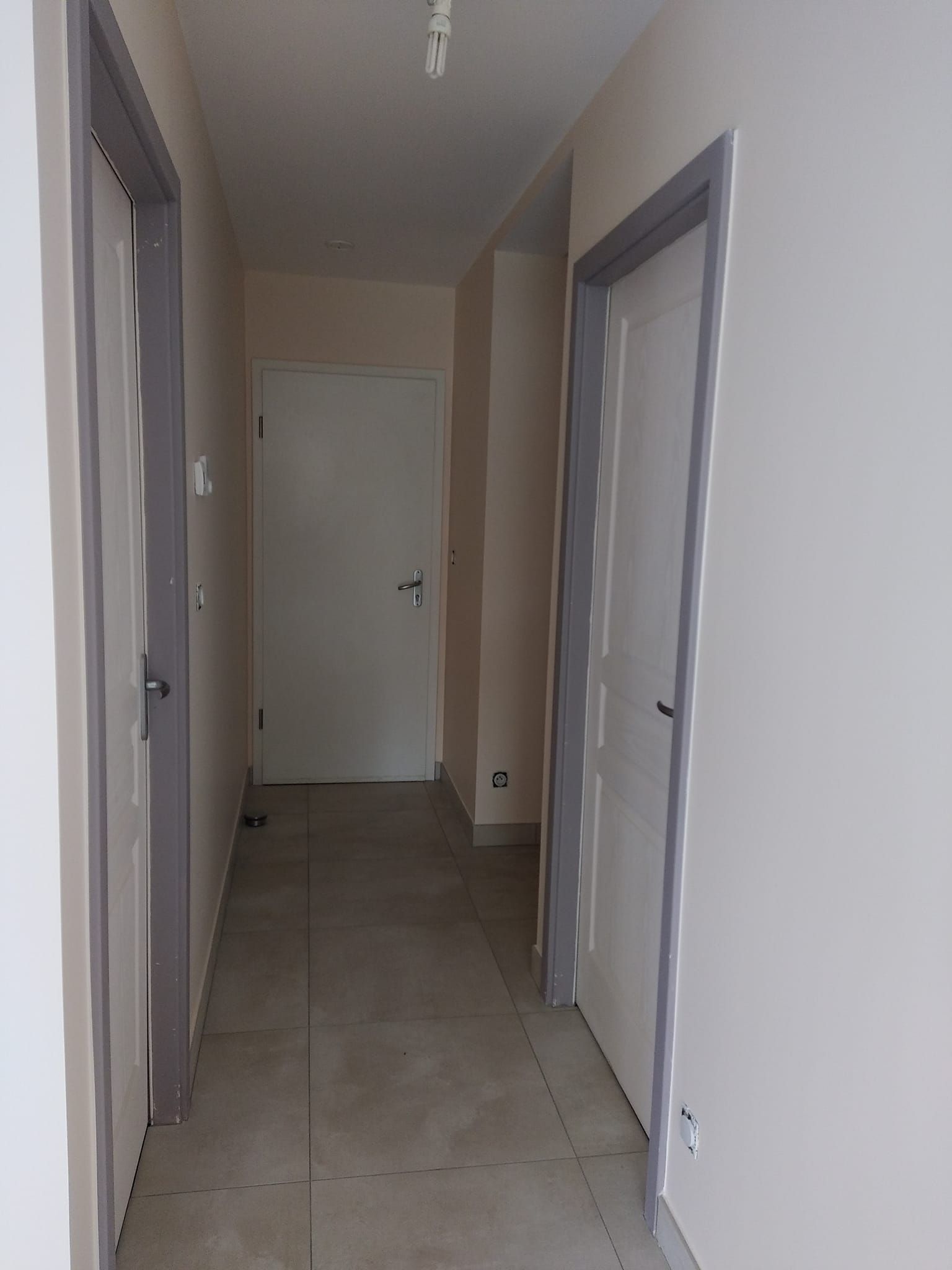 Une façade de maison avec des volets en bois.