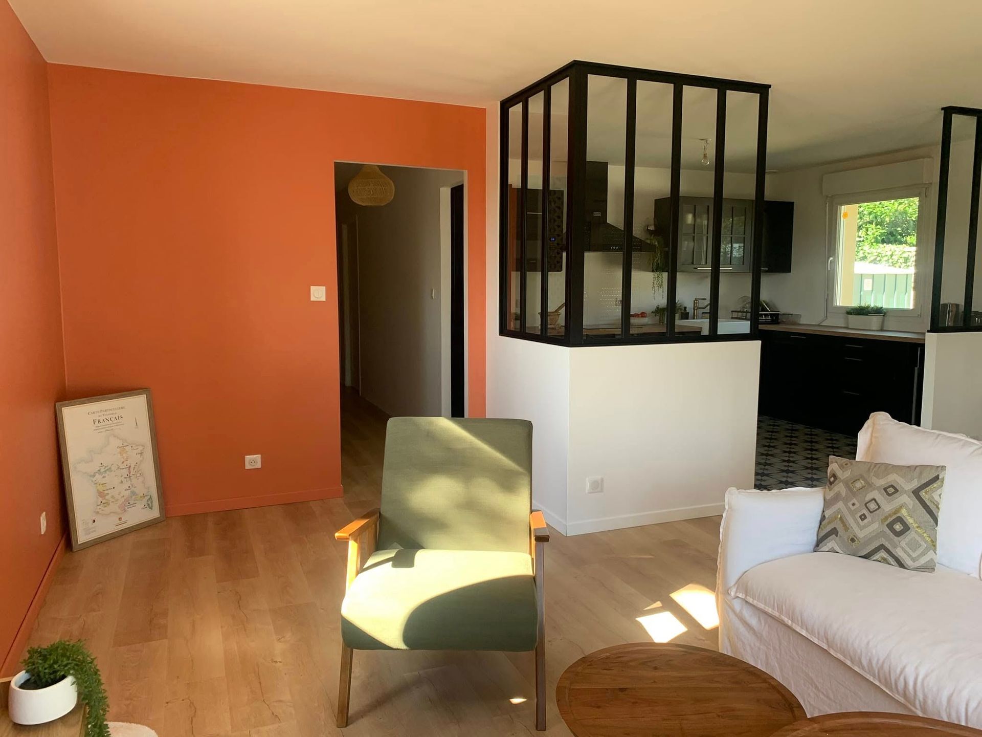 Un mur orange et une verrière.