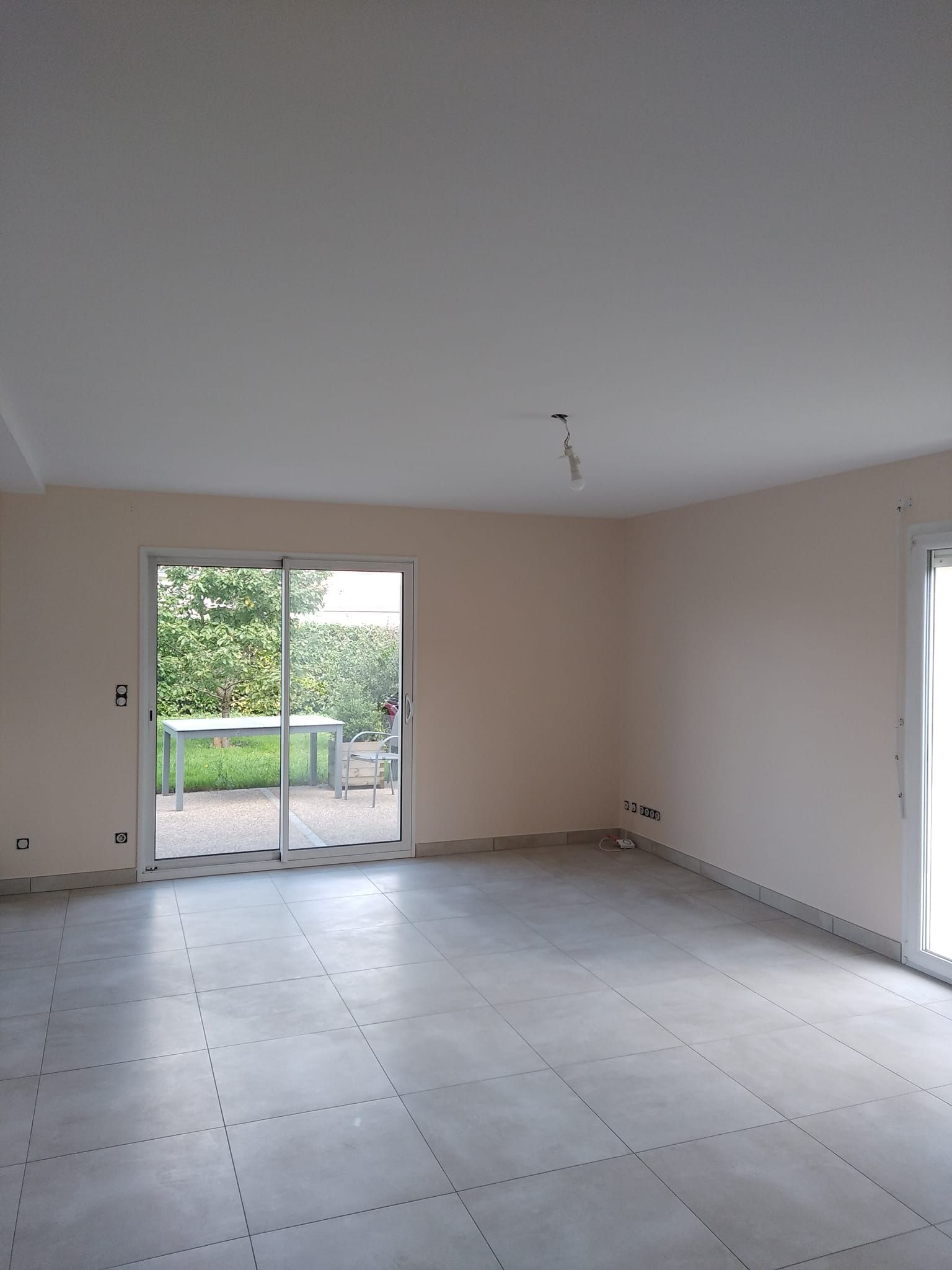 Une pièce avec du carrelage.