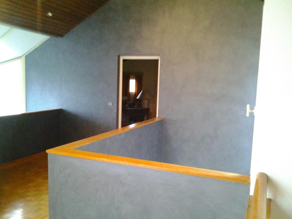 Un escalier et des sièges.