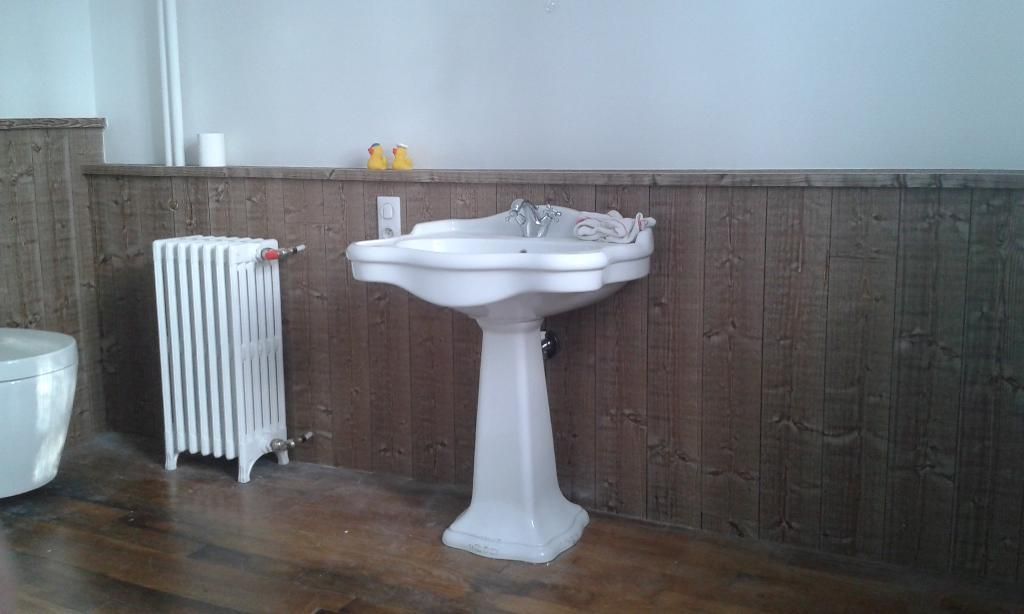 Un salon avec un mur orange.