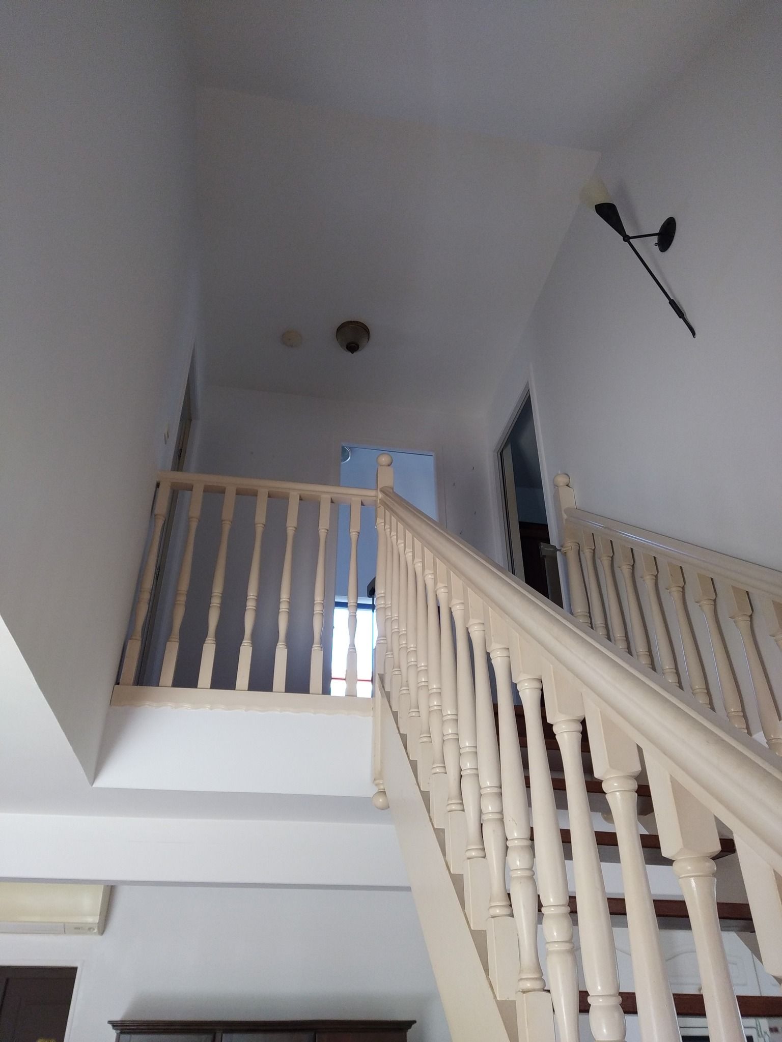 Une rembarde d'escalier en bois.