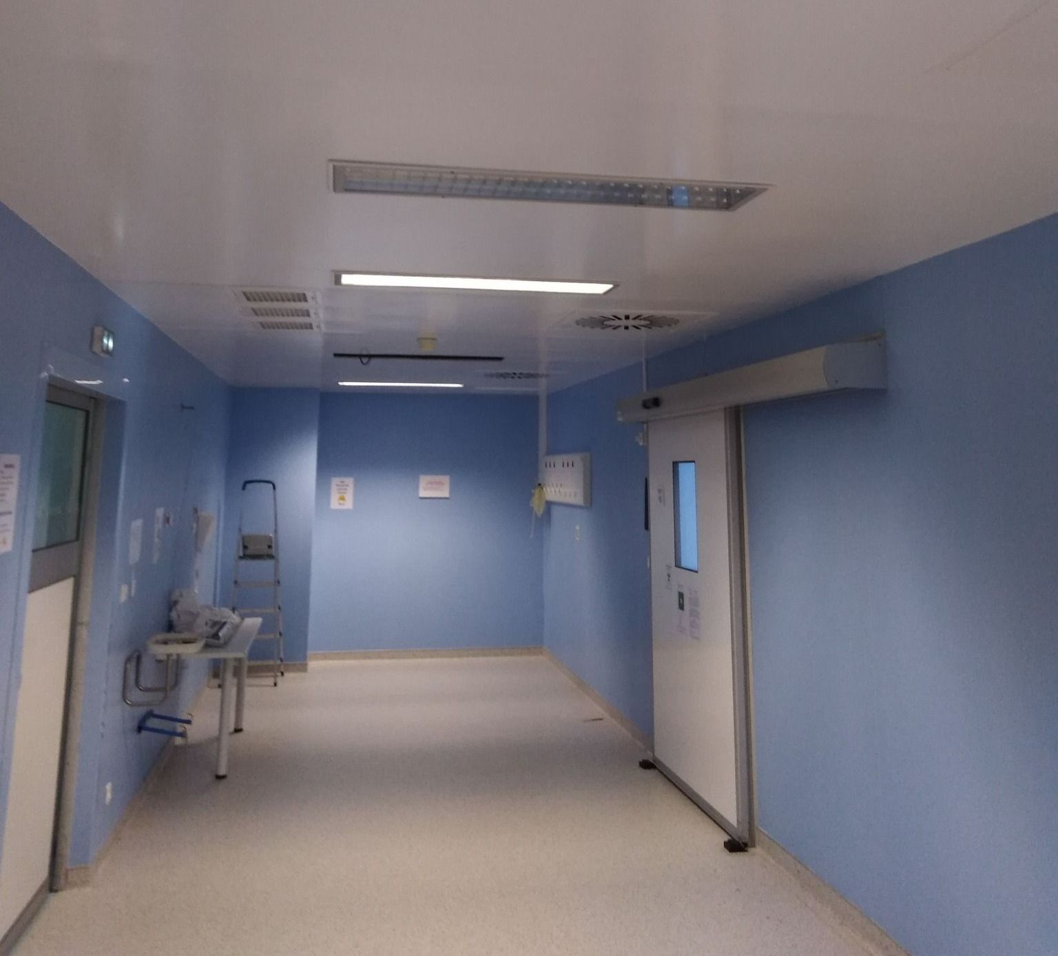 Des murs bleus clairs.