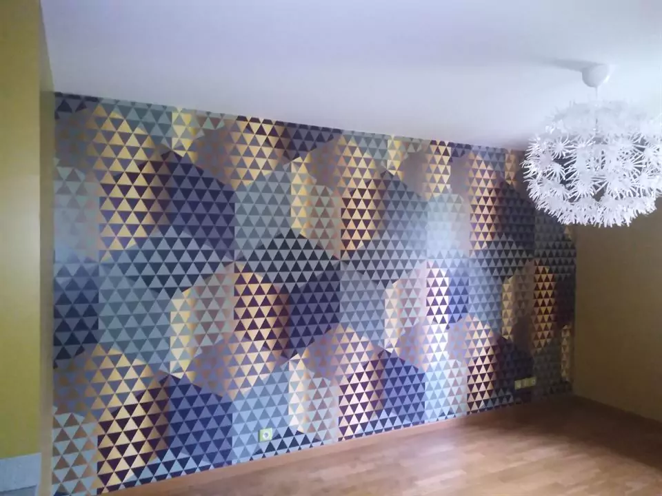 Un papier peint à motifs.