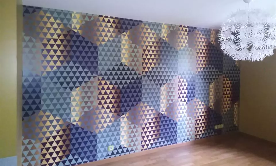 Un papier peint à motifs.