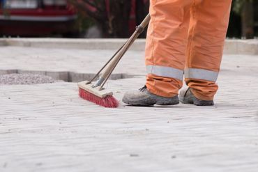 Työmaasiivooja harjaa kivetystä