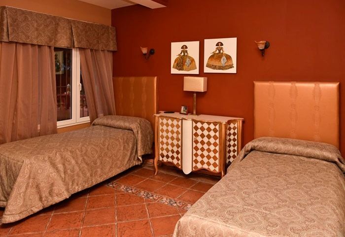 Un dormitorio con dos camas y una cómoda.