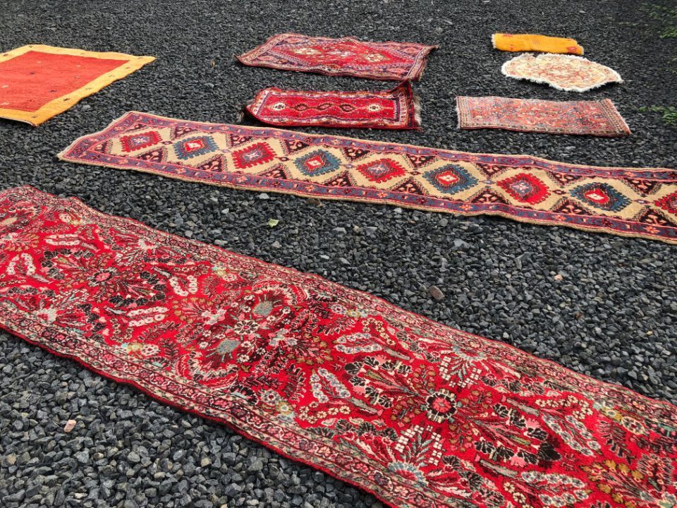 ausgerollte schmale Teppiche