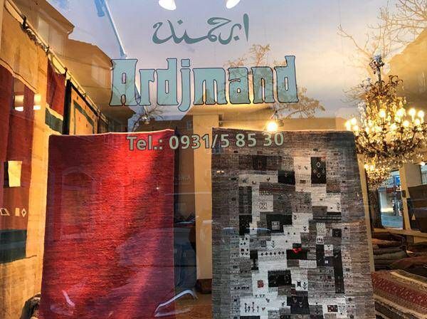 roter und grau gemusterter Teppich