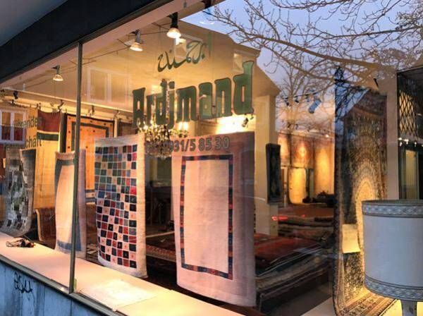 mehrere orientalische Teppiche in einer Ausstellung